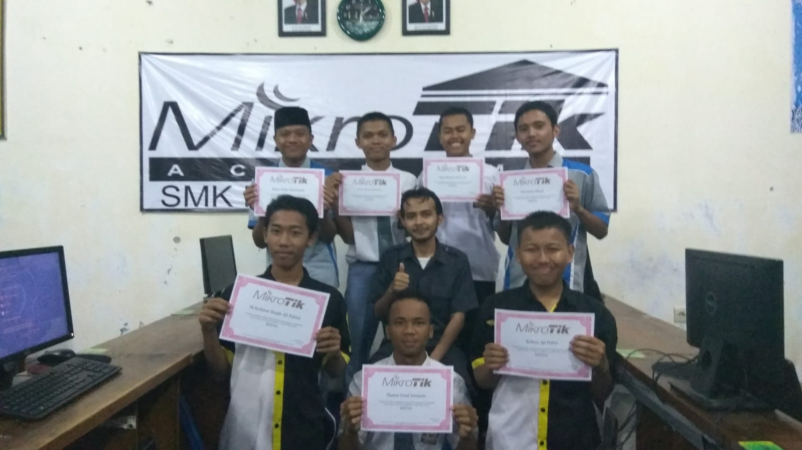 Pak Very bersama siswa setelah kegiatan Exam MTCNA