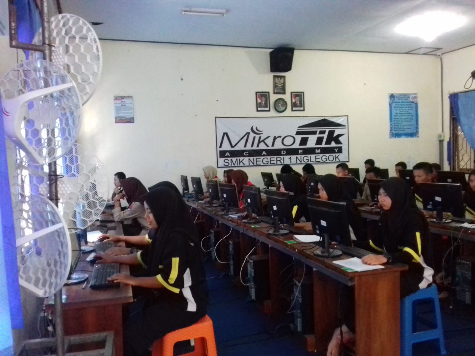 Kegiatan ujian MTCNA di laboratorium komputer SMK Negeri 1 Nglegok